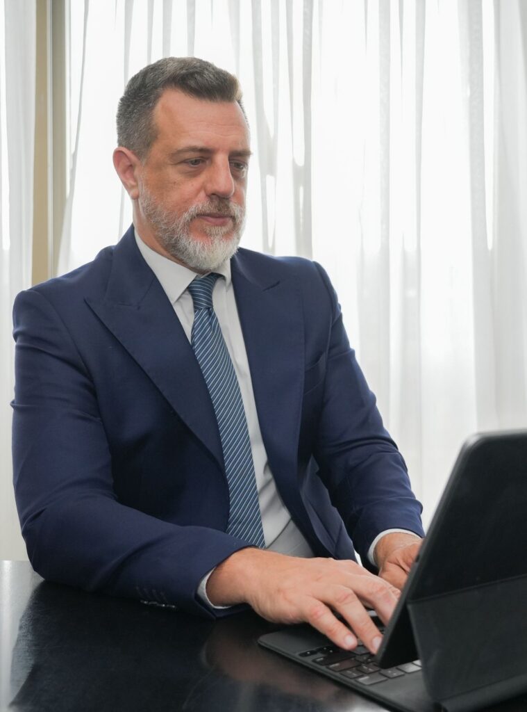 Diego Kravetz trabajando en su escritorio
